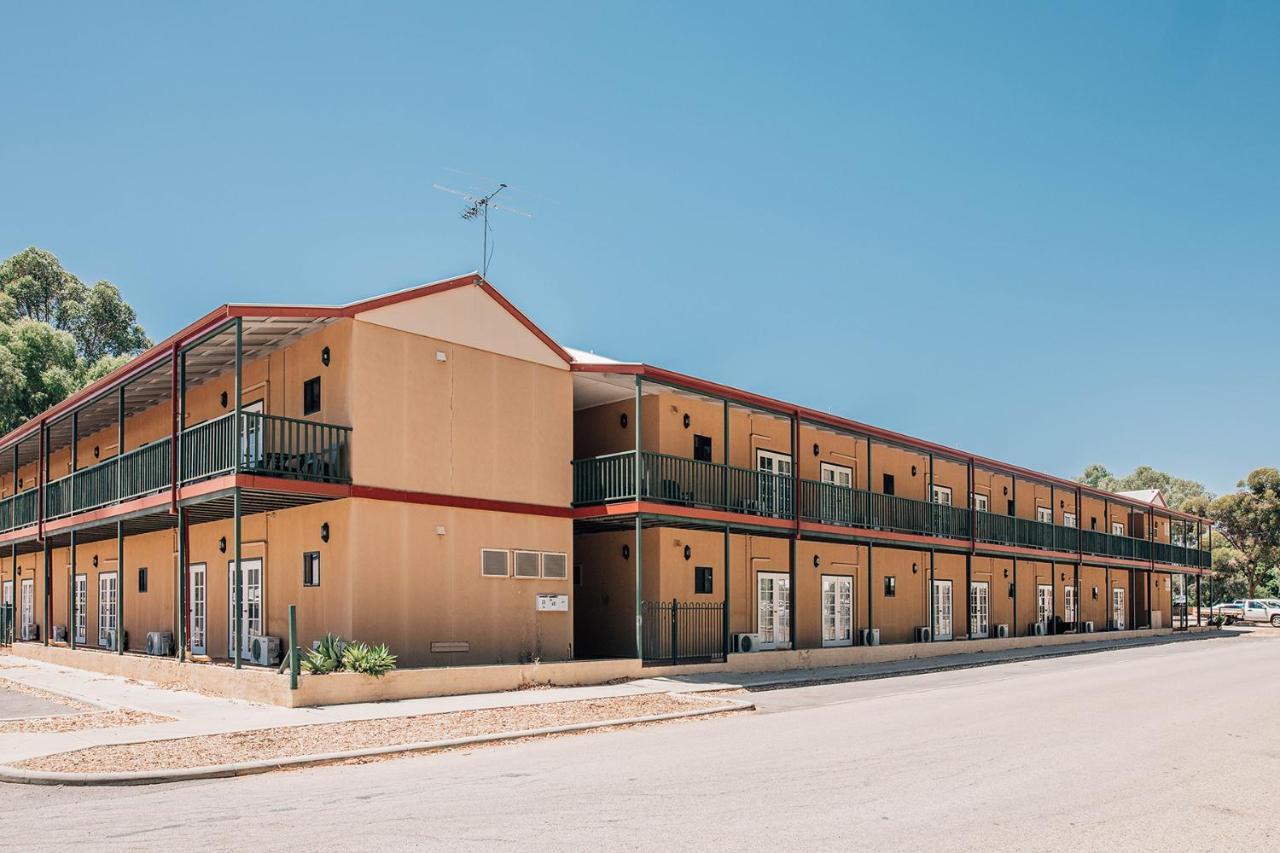 Settlers Hotel ヨーク エクステリア 写真