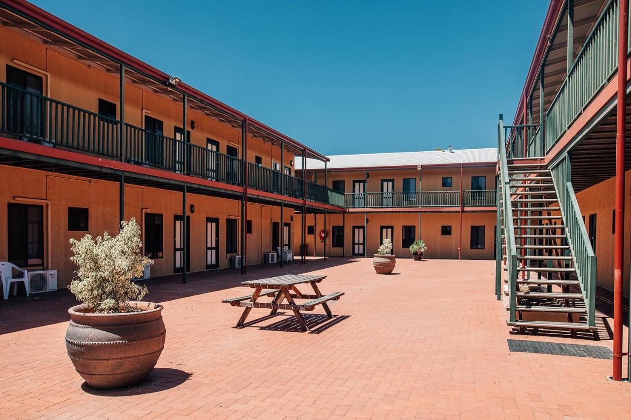 Settlers Hotel ヨーク エクステリア 写真